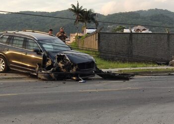 Poste cai no meio da rua após acidente em Guaramirim