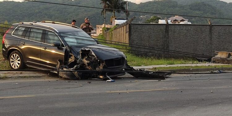 Poste cai no meio da rua após acidente em Guaramirim