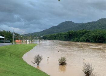 [Fotos] Nível do rio Itapocu baixa, mas Via Verde segue alagada