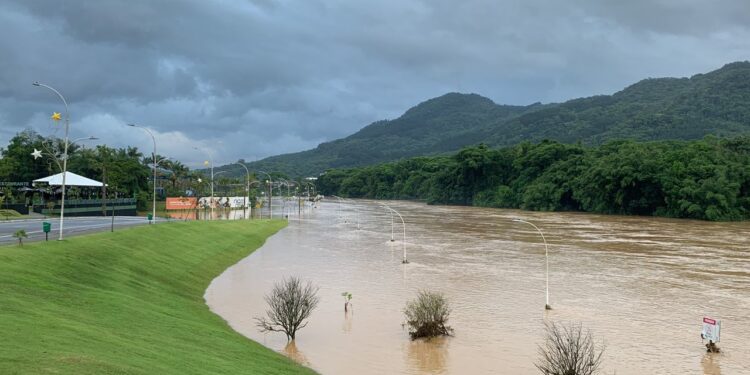 [Fotos] Nível do rio Itapocu baixa, mas Via Verde segue alagada