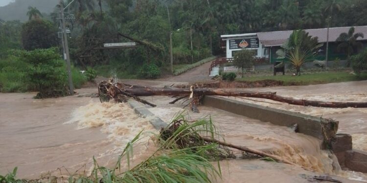 Quedas de barreiras provocam interdições em vias de Corupá