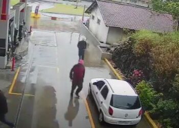 [Vídeo] Câmera flagra ação de bandidos em assalto a posto de combustíveis em Guaramirim