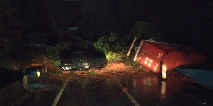 [Vídeo] Confirmado soterramento de inúmeros veículos na BR-376, que liga PR e SC