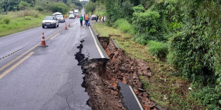 Pista lateral auxiliar está sendo construída na BR-280, em Jaraguá do Sul