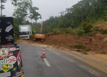 Queda de barreira interdita BR-280, em Corupá