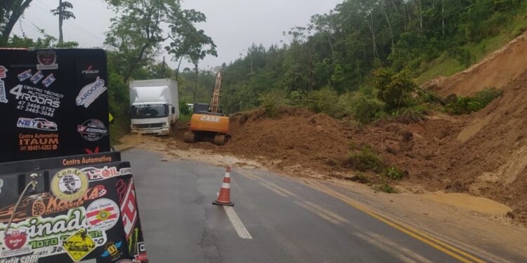 Queda de barreira interdita BR-280, em Corupá