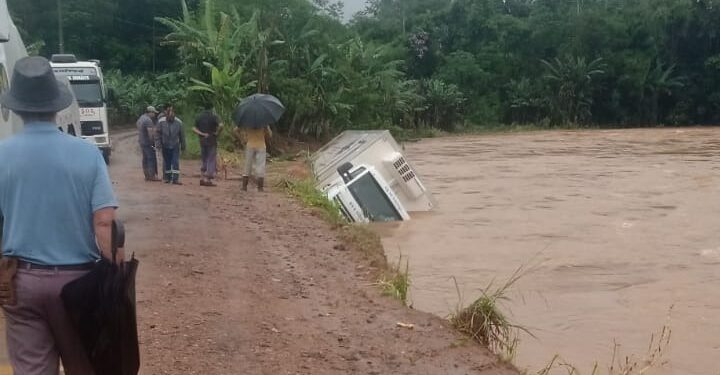 [Vídeo] Caminhão carregado com queijo cai em rio de Corupá