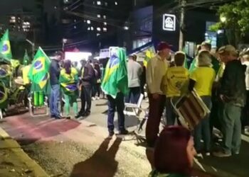 [Vídeo] Manifestantes continuam em frente ao 62º Batalhão de Infantaria, em Joinville