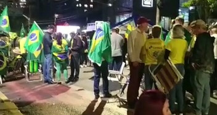 [Vídeo] Manifestantes continuam em frente ao 62º Batalhão de Infantaria, em Joinville