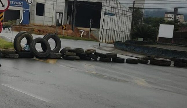 Manifestantes bloqueiam BR-280, no trevo do Marcola, em Jaraguá do Sul