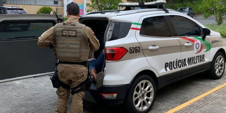 Homem que esfaqueou outro em Jaraguá após briga por mulher alega legítima defesa