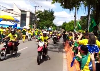 [Vídeo] Com gritos de ordem, manifestações seguem em Joinville