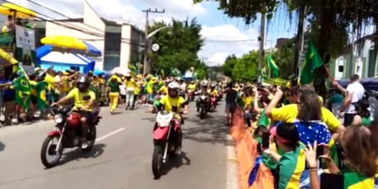 [Vídeo] Com gritos de ordem, manifestações seguem em Joinville