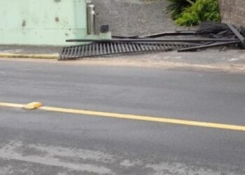 Condutor embriagado é preso ao colidir em portão, em Jaraguá do Sul