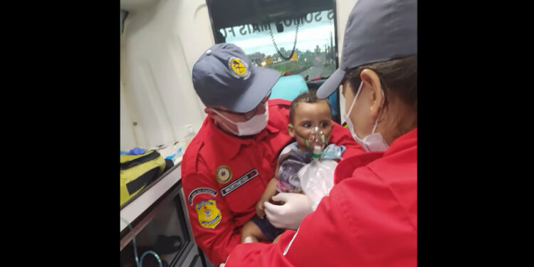 Bebê engasgado é salvo por bombeiros em São João do Itaperiú