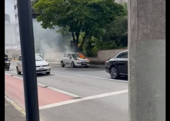 [Vídeo] Incêndio destrói carro em Jaraguá do Sul