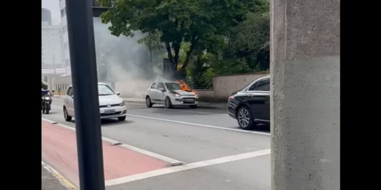[Vídeo] Incêndio destrói carro em Jaraguá do Sul