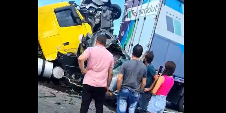 [Vídeo] Duas pessoas morrem em acidente na BR-101, em Araquari