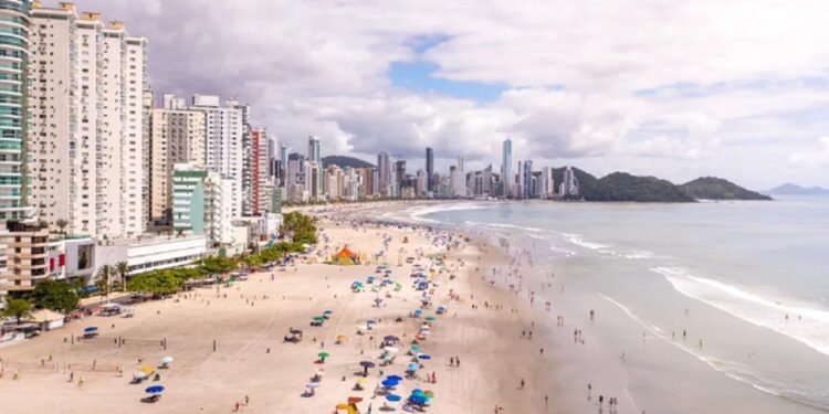 Pela quinta semana seguida, Balneário Camboriú tem mar impróprio para banho