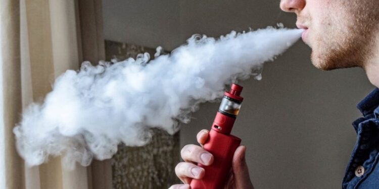 Homem dá soco em frentista após fumar vape dentro da conveniência do posto em Jaraguá do Sul