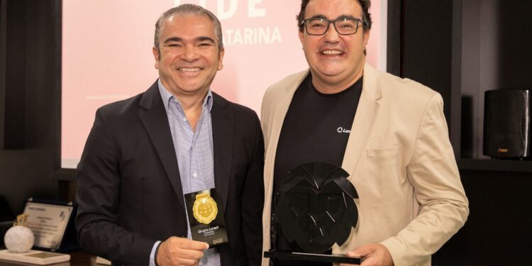 Dênis Luiz Lunelli recebe o Prêmio Líderes de Santa Catarina, na categoria governança