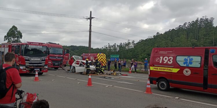 Duas pessoas ficam feridas em acidente envolvendo carro e caminhão em Guaramirim