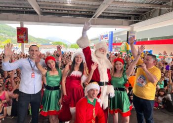 [Fotos] Chegada do Papai Noel no Komprão reúne mais de 5 mil pessoas
