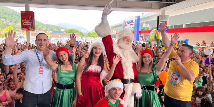 [Fotos] Chegada do Papai Noel no Komprão reúne mais de 5 mil pessoas