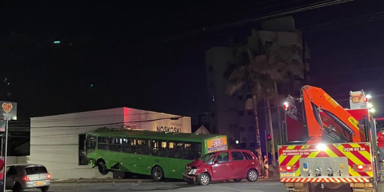 [Fotos] Ônibus e carro se envolvem em acidente em Jaraguá do Sul