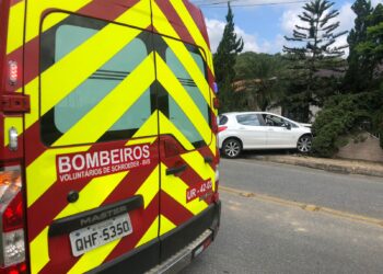 Homem fica ferido após carro colidir contra muro em Schroeder