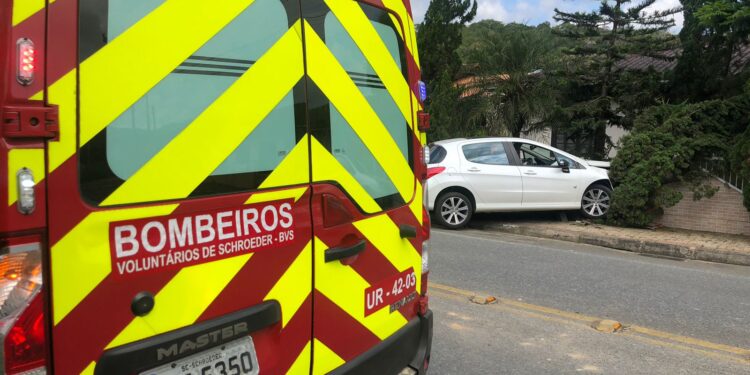 Homem fica ferido após carro colidir contra muro em Schroeder