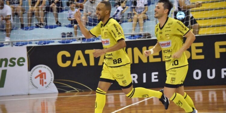 Jaraguá Futsal avança para final do Catarinense