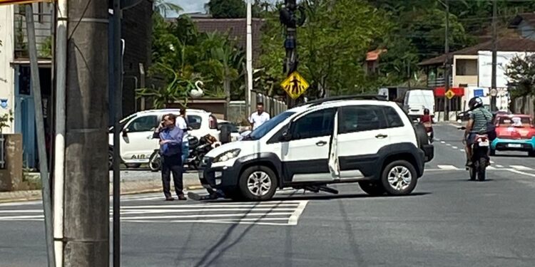Vídeo flagra acidente envolvendo carro e bicicleta em Jaraguá do Sul