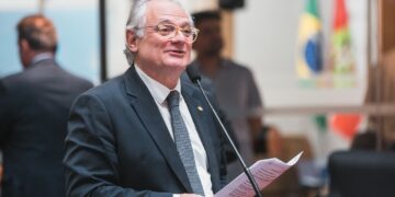 Deputados derrubam veto e projeto que garante pensão por autismo severo vira lei