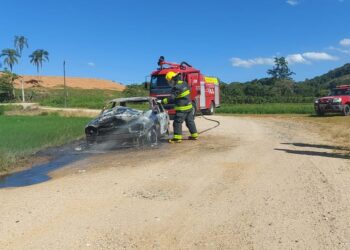 Carro pega fogo em Massaranduba