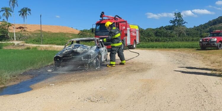 Carro pega fogo em Massaranduba