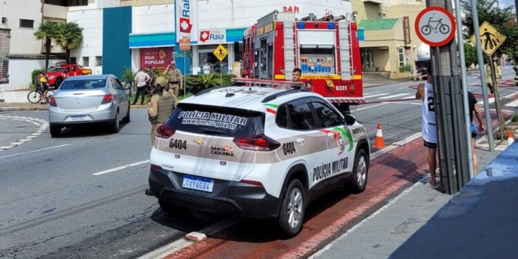 Vazamento de gás bloqueia rua em Jaraguá do Sul