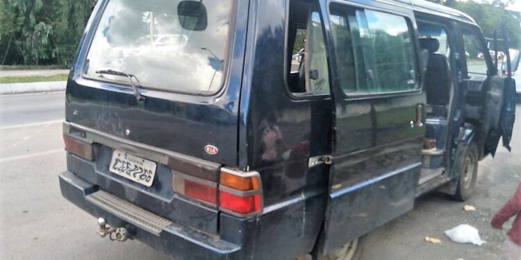 PRF flagra van de 10 lugares transportando 24 pessoas na BR-280