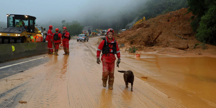 Bombeiros encerram buscas por vítimas de deslizamento no Paraná