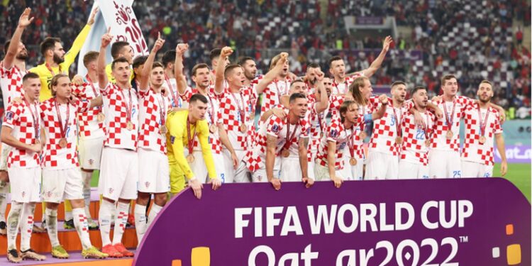 Autor do gol de desempate, o croata Orsic festeja terceiro lugar: ‘é um orgulho muito grande para nós’