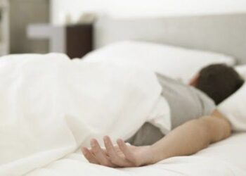 Homem invade residência e é flagrado dormindo no banheiro, em Jaraguá