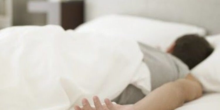 Homem invade residência e é flagrado dormindo no banheiro, em Jaraguá