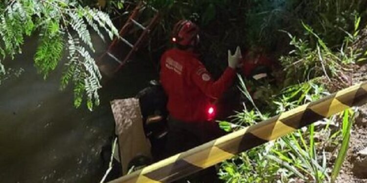 Motociclista fica ferido após cair no rio em Jaraguá do Sul