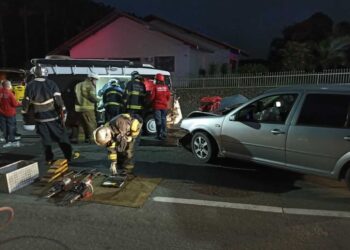 Colisão entre dois carros deixa três feridos em Jaraguá do Sul