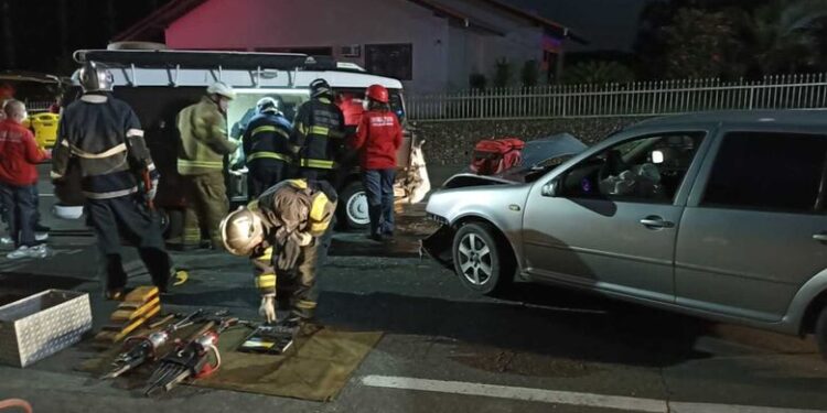 Colisão entre dois carros deixa três feridos em Jaraguá do Sul