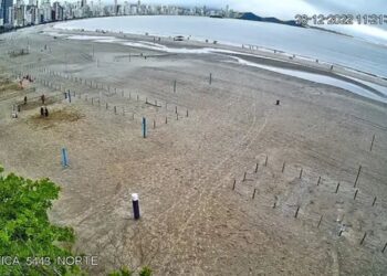 Praia e ruas de Balneário Camboriú são limpas após alagamentos