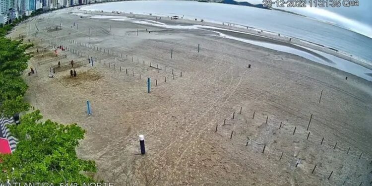 Praia e ruas de Balneário Camboriú são limpas após alagamentos