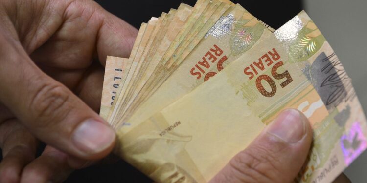 Salário mínimo sobe para R$ 1.302 em 1º de janeiro