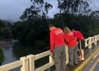 Mulher é resgatada após se afogar no rio em Schroeder