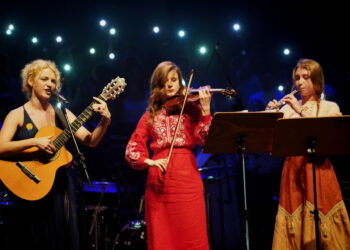 Russas e ucraniana sobem juntas ao palco do Femusc e emocionam o público